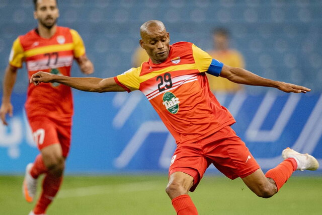 مهاجم منچستری چقدر برای تراکتور آب می‌خورد؟ +عکس