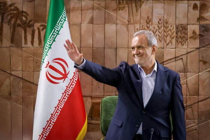 شوخی‌های پزشکیان هنگام انتخاب عدد برای قرعه‌کشی در نشست خبری