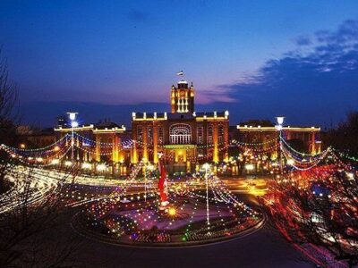 عمارت ساعت، ایستگاه آخر شورای شهر تبریز عمارت ساعت، ایستگاه آخر شورای شهر تبریز نمایی از عمارت تاریخی «ساعت» تبریز در ساعات اولیه غروب آفتاب تبریز-ایرنا – ۲۷ اسفند ماه ۱۳۹۶ و در جلسه چهل و هفتم شورای شهر تبریز بود که تصمیم گرفته شد این نهاد مدنی، عمارت تاریخی «ساعت» را تخلیه کند و در ساختمان دیگری مستقر شود؛ تصمیمی که عملی شدنش هشت سال به طور انجامید و شورانشینان بالاخره به کوچ از یکی از بناهای تاریخی تن دادند.  به گزارش ایرنا، اعضای شورای شهر تبریز در آن جلسه تصویب کردند که محل استقرار این نهاد تا شهریور ماه سال بعد از عمارت تاریخی «ساعت» به محل دیگری منتقل شود، اما با توجه به آماده نبودن ساختمان جدید در پشت پارک لاله، جامه عمل پوشیدن این تصمیم سال ها زمان برد، ضمن اینکه تحقق این مطالبه بحق برای پاسداشت میراث فرهنگی و تاریخی کهن شهر تبریز، در سال های گذشته برای برخی از اعضای شورا در درجه نخست اهمیت نبوده است.  البته استقرار شورای شهر در عمارت تاریخی «ساعت» تبریز از همان ابتدای شروع به کار آن در اواخر دهه ۱۳۷۰ محل ایراد بود و دوستداران میراث فرهنگی می گفتند که تردد زیاد در این بنای قدیمی و زیبا می تواند به آن آسیب بزند، زیرا سازندگان آن در دهه ۱۳۱۰ ش متناسب با جمعیت آن روز تبریز این بنای زیبا را که امروزه به یکی از نمادهای هویتی این شهر تبدیل شده، مدنظر داشته اند.  نکته جالب اینکه آذر ماه همان سال مجید خدابخش، استاندار آذربایجان شرقی نیز در راستای برنامه انتخاب تبریز به عنوان پایتخت گردشگری کشورهای اسلامی در سال ۲۰۱۸ دستوری مبنی بر ضرورت تخلیه ساختمان های تاریخی از سوی نهادهای دولتی صادر کرد که می توانست نقطه عطفی برای تخلیه عمارت تاریخی «ساعت» و تبدیل آن به موزه و یک مکان عمومی با کاربری گردشگری شود که متاسفانه سرانجامی نیافت.  کش و قوس برای تخلیه عمارت تاریخی ساعت و انتقال شورای شهر به ساختمانی دیگر همچنان ادامه داشت تا اینکه ۲۴ آذر ماه ۱۴۰۰ سیدکاظم زعفرانچیلیر، رییس کمیسیون سرمایه‌گذاری، گردشگری و بهبود فضای کسب و کار شورای شهر اعلام کرد در صورتی‌که خروج اعضا شورا از عمارت ساعت کمکی به احیا این عمارت کند، در کوتاهترین زمان ممکن اعضا شورا به مکانی دیگر نقل مکان می‌کنند.  خبر خوش زعفرانچیلر مبنی بر آمادگی شورای شهر برای خروج از عمارت ساعت با پیشنهادی مبنی بر ایجاد کمیته مرمت این بنای تاریخی تکمیل شد و وی اعلام کرد که این کمیته از سال آینده کار مرمت بنای تاریخی ساعت را آغاز می کند.  همان زمان، روح الله دهقان نژاد، عضو دیگر شورای شهر تبریز نیز یادآوری کرد که از ابتدای دوره‌ ششم شورا، احیاء عمارت ساعت اولویت اول اعضا بوده و همه اعضا متفق القول معتقدند که هر اقدامی در احیا این عمارت اثر گذار باشد، توسط اعضا شورا انجام خواهد شد. اما سوال اینجاست که آیا واقعا تخلیه اینجا مساوی با آغاز و اجرای کار مرمت خواهد بود؟  اما اراده جمعی از اعضای شورای شهر برای تخلیه عمارت تاریخی ساعت بازهم محقق نشد و ۱۹ مهر ماه ۱۴۰۲ یعقوب هوشیار، شهردار کلان شهر تبریز اعلام کرد که با فراهم شدن مقدمات تخلیه عمارت ساعت تبریز و حذف کاربری اداری، این بنای تاریخی به احترام درخواست‌ها و مطالبه گری دوستداران میراث فرهنگی و بر اساس وعده شهرداری تبریز تخلیه می‌شود.  هوشیار با اشاره به اهتمام شهرداری برای مرمت بخش‌های مختلف این عمارت، افزود: به منظور حفظ و نگهداری شایسته این عمارت تاریخی، اقدامات متعدد مرمتی همچون تزریق بتن و استحکام بخشی عمارت، احیا و مرمت زیرزمین عمارت ساعت و احیای آب انبار عمارت اجرا شده است.  اما انگار مه و خورشید و فلک در کار بودند و دست به دست هم داده بودند تا آرزوی تخلیه عمارت تاریخی ساعت و تبدیل آن به ساختمانی با کاربری موزه ای و گردشگری به عنوان مطالبه ای عمومی جامه عمل نپوشد؛ البته از انصاف نباید گذشت که مشکلات مالی، آماده نبودن ساختمان جدید برای استقرار شورای شهر و اختلاف نظر اعضای شورا در کنار جذابیت حضور در این بنای قدیمی آرمیده در دل شهر، از جمله دلایلی بودند که باعث شدند عملی شدن یک تصمیم ساده نزذیک به یک دهه به طوا نجامد.  مطالبه ای که عملی شد/ خروج شورای شهر از عمارت تاریخی ساعت  از قدیم گفته اند «ائل گوجی، سئل گوجی»(قدرت مردم از قدرت سیل هم فراتر است)؛ هر چه بود، مطالبه برای تخلیه عمارت تاریخی «ساعت» بالاخره برآورده شد و اعضای شورای اسلامی شهر تبریز دیروز یکشنبه در پایان ۳۰۸ مین جلسه علنی خود از عمارت تاریخی ساعت خداحافظی و اعلام کردند از این پس جلسات خود را در صحن ساختمان جدید شورا واقع در خیابان دوکمال، کوی فرشته، پشت ساختمان لاله‌پارک برگزار می‌کنند.  غلامرضا احمدی، رئیس شورای شهر تبریز گفت: نظر بنده این بود که چند جلسه در صحن قدیمی برگزار شود، اما با سیستم صوتی موجود امکان‌پذیر نبود. پیشنهاد شد سیستم موجود در مکان قدیمی باقی بماند و در ساختمان جدید سیستم جدید نصب شود، اما در نهایت این پیشنهاد عملی نشد.  روح‌الله رشیدی، عضو دیگر شورای اسلامی شهر تبریز نیز توضیح داد که ساختمان اداری شورا مدتی است به محل جدید در کوی فرشته منتقل شده، اما به دلیل آماده نبودن صحن، جلسات در مکان قبلی (عمارت ساعت) برگزار می‌شد و حالا طبق قانون، جابه‌جایی صحن شورا باید مصوب شود.  سیدکاظم زعفرانچی‌لر، دیگر عضو شورای اسلامی شهر تبریز نیز با بیان اینکه یکی از اقدامات مثبت شورای ششم، تخلیه این مکان تاریخی و انتقال به ساختمان جدید و مدرن بوده است، گفت: عمارت ساعت در ایام نوروز میزبان ۵۲ هزار بازدیدکننده بود و تا پایان دی‌ماه تعداد بازدیدها به ۱۰۳ هزار نفر رسید که این موفقیت حاصل تلاش اعضای شورا است. با این حال تا زمان راه‌اندازی خط اتوبوسرانی تا ابتدای عمارت ساعت، بازگشت به این مکان برای مردم دشوار خواهد بود.  عمارت باشکوه شهرداری تبریز؛ قلب تپنده تاریخ و هویت شهر  عمارت تاریخی شهرداری تبریز یا همان برج ساعت، از شاخص‌ترین بناهای دوران پهلوی در قلب شهر تبریز است که از سال ۱۳۱۴ تا ۱۳۱۸ خورشیدی در محل گورستان متروک کوی نوبر، با نظارت مهندسان آلمانی و در زمان ریاست شهرداری ارفع‌الملک جلیلی ساخته شد. این اثر فاخر که با شماره ۲۰۵۵ در فهرست آثار ملی کشور ثبت شده، امروز نماد تاریخ، مدیریت شهری و اصالت تبریز به‌شمار می‌رود.  از این بنا سال‌ها به عنوان تالار شهر و دفتر اصلی شهردار تبریز بهره‌برداری شده و در سال ۱۳۸۶ خورشیدی، هم‌زمان با یکصدمین سال تأسیس نخستین انجمن بلدیه ایران، به نخستین موزه شهر و شهرداری‌های کشور تبدیل شد. عمارت شهرداری تبریز پس از کشور چین، دومین موزه شهرداری‌های جهان محسوب می‌شود.  معماری منحصربه‌فرد این عمارت، با نقشه هوایی شبیه عقاب در حال پرواز و طراحی به شکل حرف «U»، جلوه‌ای باشکوه از هنر و مهندسی آلمانی پیش از جنگ جهانی دوم است. برج ساعت چهاروجهی بنا که بیش از نیم‌قرن طنین زنگ آن در مرکز شهر شنیده می‌شود، از نمادهای ماندگار تبریز و یادآور گذر زمان برای شهروندان است.  عمارت شهرداری تبریز در زمینی به وسعت ۹۶۰۰ متر و زیربنای ۶۵۰۰ متر مربع ساخته شده و در تقاطع خیابان امام خمینی(ره) و ارتش، یعنی نقطه‌ای قرار دارد که نبض تاریخی و فرهنگی تبریز در آن می‌تپد. این اثر که در میان مردم با نام «ساعات قاباغی» شناخته می‌شود، همچنان جایگاه نخستین نهاد شهرداری کشور را حفظ کرده و بخش مهمی از فعالیت‌های عمرانی و شهری در همین مکان انجام می‌گیرد.  وجود موزه شهر و شهرداری در دل عمارت، جلوه‌ای از سیری تاریخی و فرهنگی تبریز را به نمایش گذاشته و در هر سال میزبان گردشگران داخلی و خارجی فراوانی است؛ گردشگرانی که بازدید از این شاهکار معماری را در برنامه سفر خود به شهر فرهنگ و تاریخ ایران قرار می‌دهند.