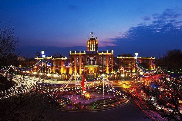 عمارت ساعت، ایستگاه آخر شورای شهر تبریز عمارت ساعت، ایستگاه آخر شورای شهر تبریز نمایی از عمارت تاریخی «ساعت» تبریز در ساعات اولیه غروب آفتاب تبریز-ایرنا – ۲۷ اسفند ماه ۱۳۹۶ و در جلسه چهل و هفتم شورای شهر تبریز بود که تصمیم گرفته شد این نهاد مدنی، عمارت تاریخی «ساعت» را تخلیه کند و در ساختمان دیگری مستقر شود؛ تصمیمی که عملی شدنش هشت سال به طور انجامید و شورانشینان بالاخره به کوچ از یکی از بناهای تاریخی تن دادند.  به گزارش ایرنا، اعضای شورای شهر تبریز در آن جلسه تصویب کردند که محل استقرار این نهاد تا شهریور ماه سال بعد از عمارت تاریخی «ساعت» به محل دیگری منتقل شود، اما با توجه به آماده نبودن ساختمان جدید در پشت پارک لاله، جامه عمل پوشیدن این تصمیم سال ها زمان برد، ضمن اینکه تحقق این مطالبه بحق برای پاسداشت میراث فرهنگی و تاریخی کهن شهر تبریز، در سال های گذشته برای برخی از اعضای شورا در درجه نخست اهمیت نبوده است.  البته استقرار شورای شهر در عمارت تاریخی «ساعت» تبریز از همان ابتدای شروع به کار آن در اواخر دهه ۱۳۷۰ محل ایراد بود و دوستداران میراث فرهنگی می گفتند که تردد زیاد در این بنای قدیمی و زیبا می تواند به آن آسیب بزند، زیرا سازندگان آن در دهه ۱۳۱۰ ش متناسب با جمعیت آن روز تبریز این بنای زیبا را که امروزه به یکی از نمادهای هویتی این شهر تبدیل شده، مدنظر داشته اند.  نکته جالب اینکه آذر ماه همان سال مجید خدابخش، استاندار آذربایجان شرقی نیز در راستای برنامه انتخاب تبریز به عنوان پایتخت گردشگری کشورهای اسلامی در سال ۲۰۱۸ دستوری مبنی بر ضرورت تخلیه ساختمان های تاریخی از سوی نهادهای دولتی صادر کرد که می توانست نقطه عطفی برای تخلیه عمارت تاریخی «ساعت» و تبدیل آن به موزه و یک مکان عمومی با کاربری گردشگری شود که متاسفانه سرانجامی نیافت.  کش و قوس برای تخلیه عمارت تاریخی ساعت و انتقال شورای شهر به ساختمانی دیگر همچنان ادامه داشت تا اینکه ۲۴ آذر ماه ۱۴۰۰ سیدکاظم زعفرانچیلیر، رییس کمیسیون سرمایه‌گذاری، گردشگری و بهبود فضای کسب و کار شورای شهر اعلام کرد در صورتی‌که خروج اعضا شورا از عمارت ساعت کمکی به احیا این عمارت کند، در کوتاهترین زمان ممکن اعضا شورا به مکانی دیگر نقل مکان می‌کنند.  خبر خوش زعفرانچیلر مبنی بر آمادگی شورای شهر برای خروج از عمارت ساعت با پیشنهادی مبنی بر ایجاد کمیته مرمت این بنای تاریخی تکمیل شد و وی اعلام کرد که این کمیته از سال آینده کار مرمت بنای تاریخی ساعت را آغاز می کند.  همان زمان، روح الله دهقان نژاد، عضو دیگر شورای شهر تبریز نیز یادآوری کرد که از ابتدای دوره‌ ششم شورا، احیاء عمارت ساعت اولویت اول اعضا بوده و همه اعضا متفق القول معتقدند که هر اقدامی در احیا این عمارت اثر گذار باشد، توسط اعضا شورا انجام خواهد شد. اما سوال اینجاست که آیا واقعا تخلیه اینجا مساوی با آغاز و اجرای کار مرمت خواهد بود؟  اما اراده جمعی از اعضای شورای شهر برای تخلیه عمارت تاریخی ساعت بازهم محقق نشد و ۱۹ مهر ماه ۱۴۰۲ یعقوب هوشیار، شهردار کلان شهر تبریز اعلام کرد که با فراهم شدن مقدمات تخلیه عمارت ساعت تبریز و حذف کاربری اداری، این بنای تاریخی به احترام درخواست‌ها و مطالبه گری دوستداران میراث فرهنگی و بر اساس وعده شهرداری تبریز تخلیه می‌شود.  هوشیار با اشاره به اهتمام شهرداری برای مرمت بخش‌های مختلف این عمارت، افزود: به منظور حفظ و نگهداری شایسته این عمارت تاریخی، اقدامات متعدد مرمتی همچون تزریق بتن و استحکام بخشی عمارت، احیا و مرمت زیرزمین عمارت ساعت و احیای آب انبار عمارت اجرا شده است.  اما انگار مه و خورشید و فلک در کار بودند و دست به دست هم داده بودند تا آرزوی تخلیه عمارت تاریخی ساعت و تبدیل آن به ساختمانی با کاربری موزه ای و گردشگری به عنوان مطالبه ای عمومی جامه عمل نپوشد؛ البته از انصاف نباید گذشت که مشکلات مالی، آماده نبودن ساختمان جدید برای استقرار شورای شهر و اختلاف نظر اعضای شورا در کنار جذابیت حضور در این بنای قدیمی آرمیده در دل شهر، از جمله دلایلی بودند که باعث شدند عملی شدن یک تصمیم ساده نزذیک به یک دهه به طوا نجامد.  مطالبه ای که عملی شد/ خروج شورای شهر از عمارت تاریخی ساعت  از قدیم گفته اند «ائل گوجی، سئل گوجی»(قدرت مردم از قدرت سیل هم فراتر است)؛ هر چه بود، مطالبه برای تخلیه عمارت تاریخی «ساعت» بالاخره برآورده شد و اعضای شورای اسلامی شهر تبریز دیروز یکشنبه در پایان ۳۰۸ مین جلسه علنی خود از عمارت تاریخی ساعت خداحافظی و اعلام کردند از این پس جلسات خود را در صحن ساختمان جدید شورا واقع در خیابان دوکمال، کوی فرشته، پشت ساختمان لاله‌پارک برگزار می‌کنند.  غلامرضا احمدی، رئیس شورای شهر تبریز گفت: نظر بنده این بود که چند جلسه در صحن قدیمی برگزار شود، اما با سیستم صوتی موجود امکان‌پذیر نبود. پیشنهاد شد سیستم موجود در مکان قدیمی باقی بماند و در ساختمان جدید سیستم جدید نصب شود، اما در نهایت این پیشنهاد عملی نشد.  روح‌الله رشیدی، عضو دیگر شورای اسلامی شهر تبریز نیز توضیح داد که ساختمان اداری شورا مدتی است به محل جدید در کوی فرشته منتقل شده، اما به دلیل آماده نبودن صحن، جلسات در مکان قبلی (عمارت ساعت) برگزار می‌شد و حالا طبق قانون، جابه‌جایی صحن شورا باید مصوب شود.  سیدکاظم زعفرانچی‌لر، دیگر عضو شورای اسلامی شهر تبریز نیز با بیان اینکه یکی از اقدامات مثبت شورای ششم، تخلیه این مکان تاریخی و انتقال به ساختمان جدید و مدرن بوده است، گفت: عمارت ساعت در ایام نوروز میزبان ۵۲ هزار بازدیدکننده بود و تا پایان دی‌ماه تعداد بازدیدها به ۱۰۳ هزار نفر رسید که این موفقیت حاصل تلاش اعضای شورا است. با این حال تا زمان راه‌اندازی خط اتوبوسرانی تا ابتدای عمارت ساعت، بازگشت به این مکان برای مردم دشوار خواهد بود.  عمارت باشکوه شهرداری تبریز؛ قلب تپنده تاریخ و هویت شهر  عمارت تاریخی شهرداری تبریز یا همان برج ساعت، از شاخص‌ترین بناهای دوران پهلوی در قلب شهر تبریز است که از سال ۱۳۱۴ تا ۱۳۱۸ خورشیدی در محل گورستان متروک کوی نوبر، با نظارت مهندسان آلمانی و در زمان ریاست شهرداری ارفع‌الملک جلیلی ساخته شد. این اثر فاخر که با شماره ۲۰۵۵ در فهرست آثار ملی کشور ثبت شده، امروز نماد تاریخ، مدیریت شهری و اصالت تبریز به‌شمار می‌رود.  از این بنا سال‌ها به عنوان تالار شهر و دفتر اصلی شهردار تبریز بهره‌برداری شده و در سال ۱۳۸۶ خورشیدی، هم‌زمان با یکصدمین سال تأسیس نخستین انجمن بلدیه ایران، به نخستین موزه شهر و شهرداری‌های کشور تبدیل شد. عمارت شهرداری تبریز پس از کشور چین، دومین موزه شهرداری‌های جهان محسوب می‌شود.  معماری منحصربه‌فرد این عمارت، با نقشه هوایی شبیه عقاب در حال پرواز و طراحی به شکل حرف «U»، جلوه‌ای باشکوه از هنر و مهندسی آلمانی پیش از جنگ جهانی دوم است. برج ساعت چهاروجهی بنا که بیش از نیم‌قرن طنین زنگ آن در مرکز شهر شنیده می‌شود، از نمادهای ماندگار تبریز و یادآور گذر زمان برای شهروندان است.  عمارت شهرداری تبریز در زمینی به وسعت ۹۶۰۰ متر و زیربنای ۶۵۰۰ متر مربع ساخته شده و در تقاطع خیابان امام خمینی(ره) و ارتش، یعنی نقطه‌ای قرار دارد که نبض تاریخی و فرهنگی تبریز در آن می‌تپد. این اثر که در میان مردم با نام «ساعات قاباغی» شناخته می‌شود، همچنان جایگاه نخستین نهاد شهرداری کشور را حفظ کرده و بخش مهمی از فعالیت‌های عمرانی و شهری در همین مکان انجام می‌گیرد.  وجود موزه شهر و شهرداری در دل عمارت، جلوه‌ای از سیری تاریخی و فرهنگی تبریز را به نمایش گذاشته و در هر سال میزبان گردشگران داخلی و خارجی فراوانی است؛ گردشگرانی که بازدید از این شاهکار معماری را در برنامه سفر خود به شهر فرهنگ و تاریخ ایران قرار می‌دهند.