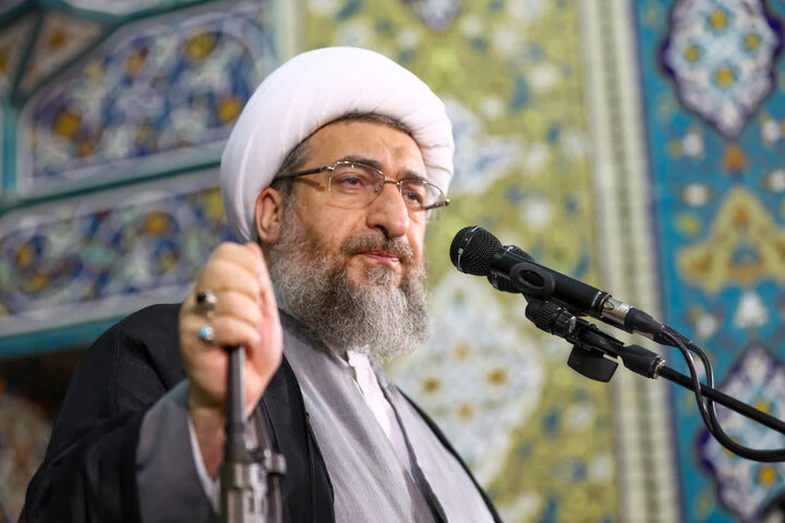 امام جمعه تبریز: اگر صلح باشد برای همه منطقه است و اگر جنگ باشد همه منطقه را دربر میگیرد