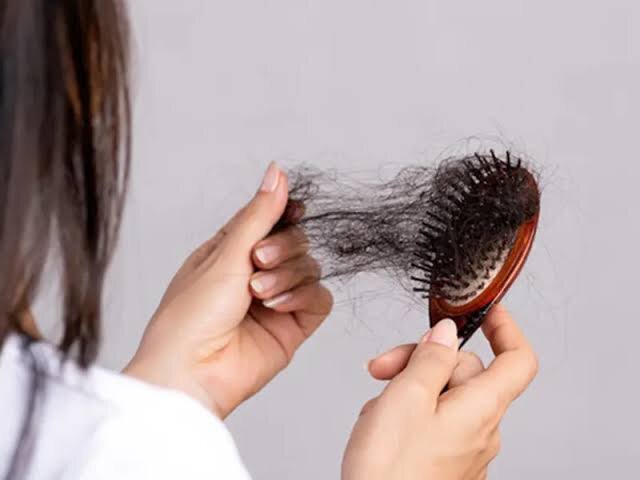 ریزش مو، چرا اتفاق میافتد و چگونه درمان میشود؟