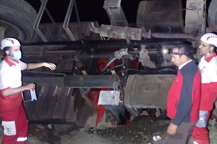 رهاسازی پیکر راننده جرثقیل واژگون شده پس از ۷ ساعت عملیات در شبستر